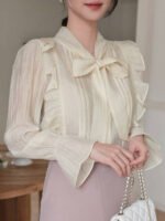 بلوزة نسائية بياقة ربطة وأكمام منتفخة