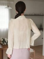 ⁦بلوزة نسائية بياقة ربطة وأكمام منتفخة⁩ - الصورة ⁦3⁩