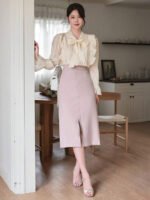 ⁦بلوزة نسائية بياقة ربطة وأكمام منتفخة⁩ - الصورة ⁦4⁩