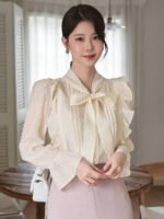 ⁦بلوزة نسائية بياقة ربطة وأكمام منتفخة⁩ - الصورة ⁦5⁩