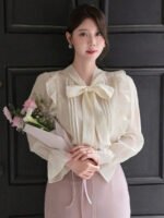 ⁦بلوزة نسائية بياقة ربطة وأكمام منتفخة⁩ - الصورة ⁦6⁩