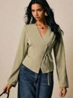 ⁦قميص نسائي أنيق بأزرار غير متماثلة وربطة خضراء⁩ - الصورة ⁦3⁩