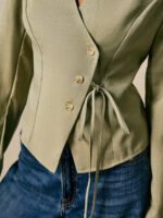 ⁦قميص نسائي أنيق بأزرار غير متماثلة وربطة خضراء⁩ - الصورة ⁦4⁩