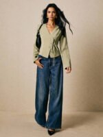 ⁦قميص نسائي أنيق بأزرار غير متماثلة وربطة خضراء⁩ - الصورة ⁦5⁩