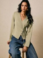 ⁦قميص نسائي أنيق بأزرار غير متماثلة وربطة خضراء⁩ - الصورة ⁦6⁩