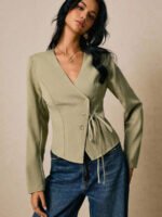 ⁦قميص نسائي أنيق بأزرار غير متماثلة وربطة خضراء⁩ - الصورة ⁦7⁩