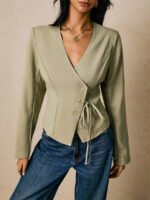 ⁦قميص نسائي أنيق بأزرار غير متماثلة وربطة خضراء⁩ - الصورة ⁦8⁩