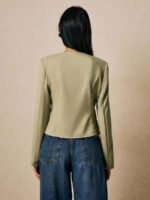 ⁦قميص نسائي أنيق بأزرار غير متماثلة وربطة خضراء⁩ - الصورة ⁦9⁩