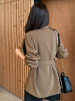 ⁦بلوزة نسائية فضفاضة بأكمام طويلة مع حزام⁩ - الصورة ⁦3⁩