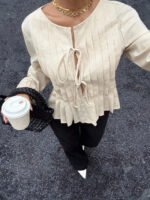 ⁦بلوزة نسائية بياقة مستديرة مع ربطة أمامية⁩ - الصورة ⁦7⁩