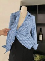 ⁦بلوزة نسائية مخططة بأكمام طويلة⁩ - الصورة ⁦4⁩