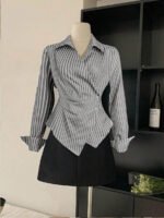 ⁦بلوزة نسائية مخططة بأكمام طويلة⁩ - الصورة ⁦14⁩