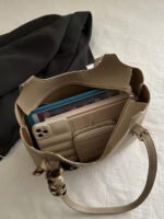 ⁦حقيبة كتف نسائية بربطة ستان⁩ - الصورة ⁦7⁩