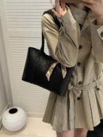 ⁦حقيبة كتف نسائية بربطة ستان⁩ - الصورة ⁦13⁩