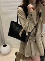 ⁦حقيبة كتف نسائية بربطة ستان⁩ - الصورة ⁦14⁩