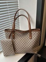 حقيبة نسائية كلاسيكية أنيقة مع محفظة