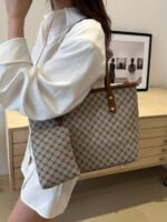 ⁦حقيبة نسائية كلاسيكية أنيقة مع محفظة⁩ - الصورة ⁦3⁩