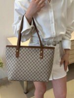 ⁦حقيبة نسائية كلاسيكية أنيقة مع محفظة⁩ - الصورة ⁦4⁩