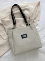 ⁦حقيبة كتف واسعة مناسبة للدوام⁩ - الصورة ⁦2⁩