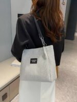 ⁦حقيبة كتف واسعة مناسبة للدوام⁩ - الصورة ⁦3⁩