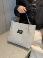 ⁦حقيبة كتف واسعة مناسبة للدوام⁩ - الصورة ⁦4⁩